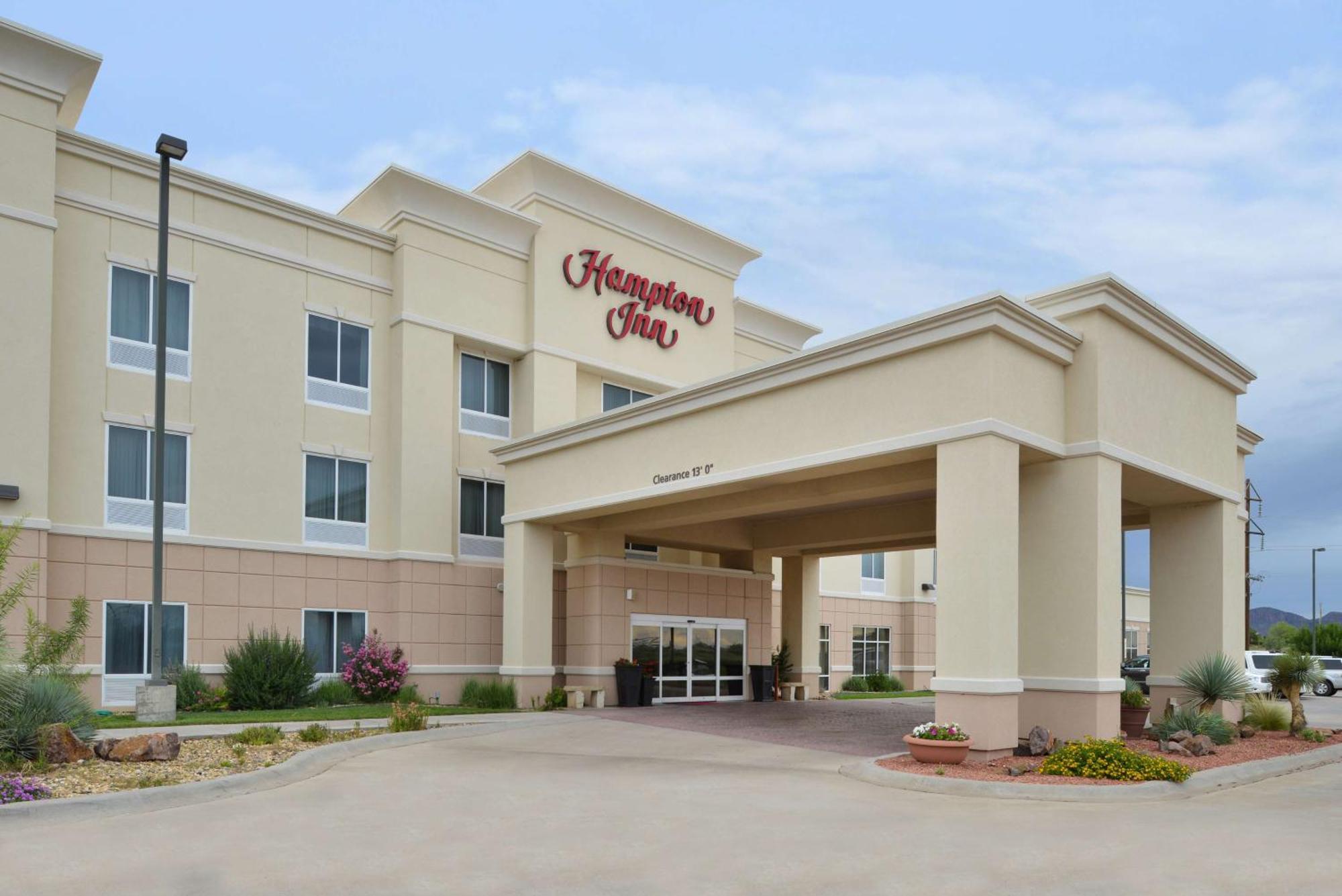 Hampton Inn Alpine Exterior photo